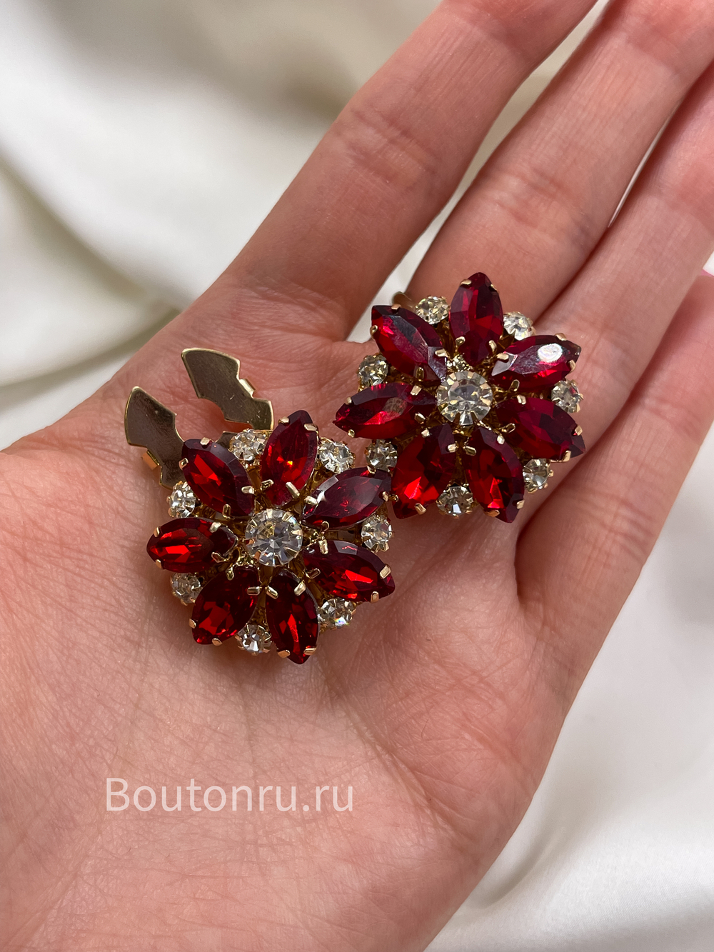 Накладка на пуговицу в форме цветка золотистые с красными стразами (клипсы)