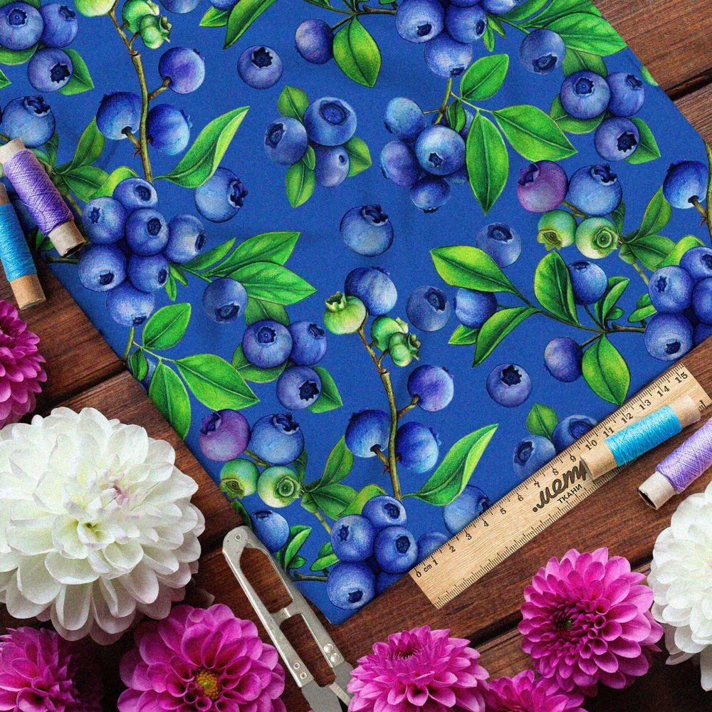 Ткань ниагара спелая черника на синем фоне