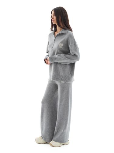 Серый вязаный костюм с вышивкой