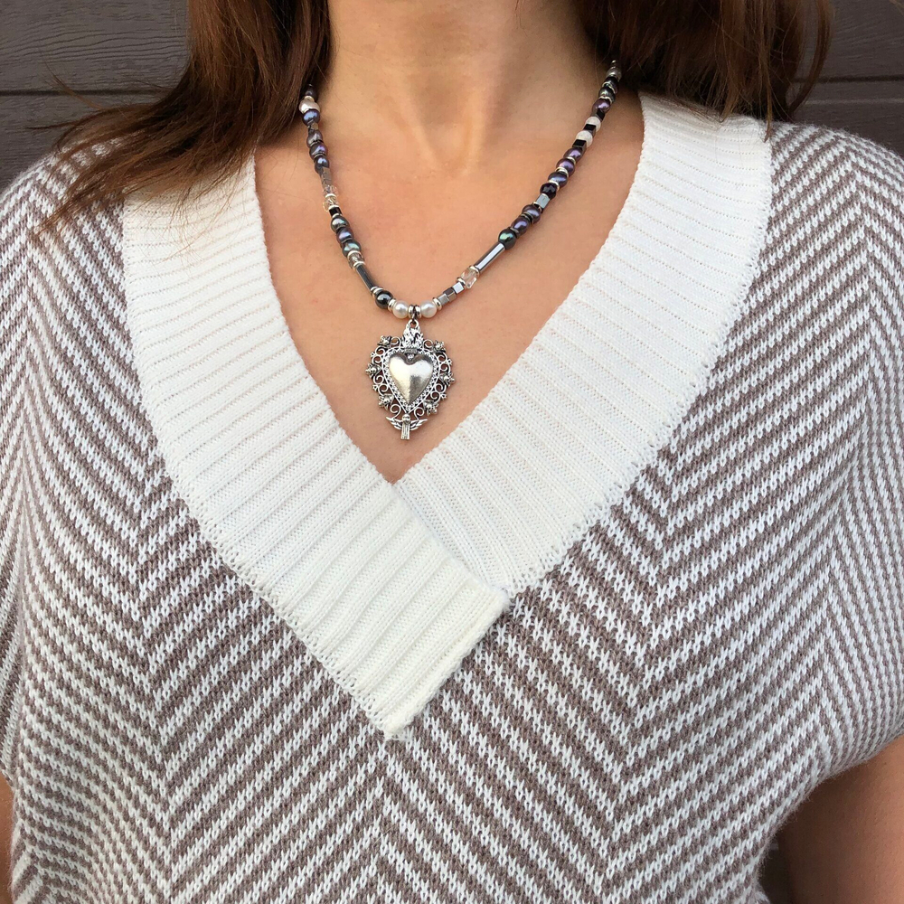 Колье из речного жемчуга, гематита и кристаллов с сердцем (цвет серебро), Италия