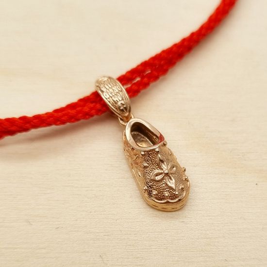 Красный браслет с позолоченным тапочком Спиридона и бусиной