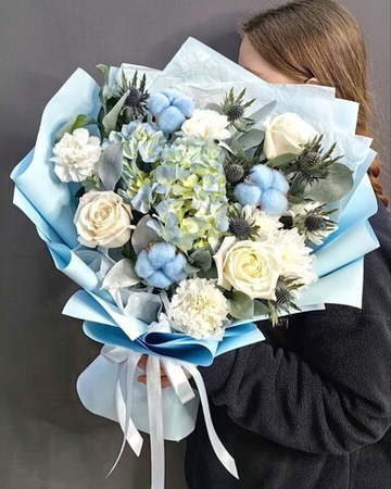 Авторский букет с голубой гортензией