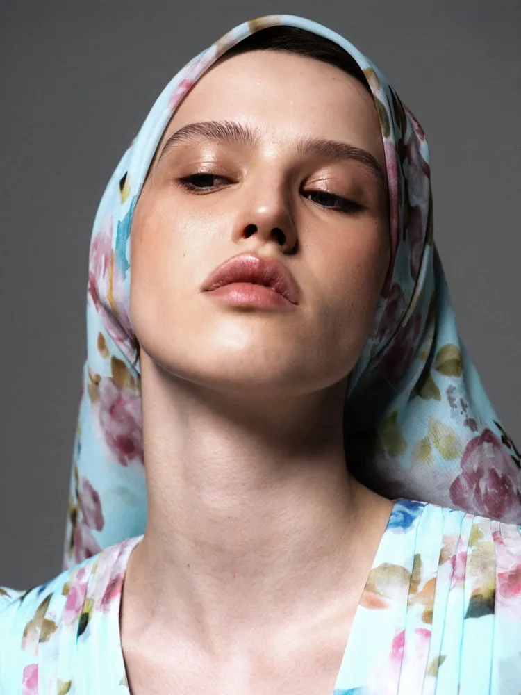 Летиция (Leticia), косынка из голубого шифона с цветочным принтом