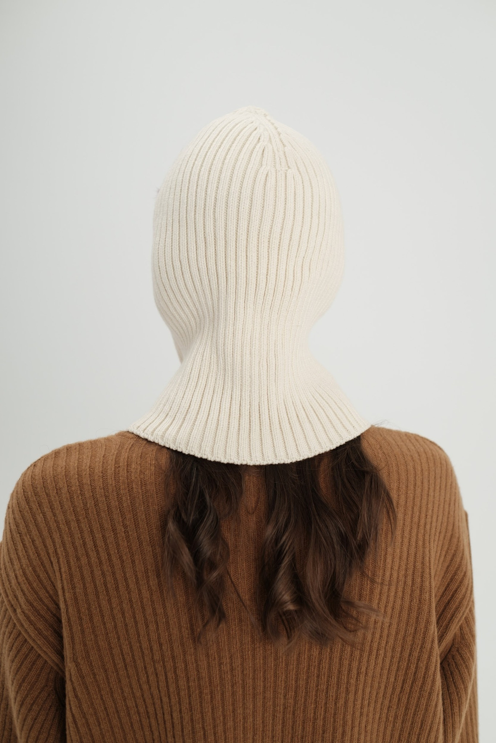 Молочная балаклава с фиолетовыми бровями из меха норки