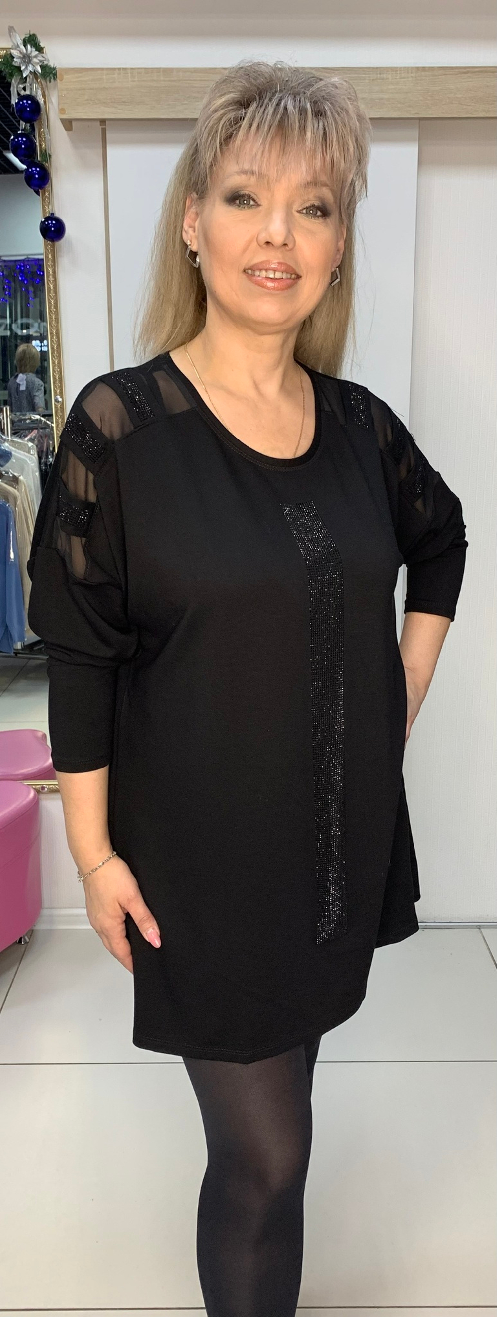 Черная туника с сетчатыми вставками и стразовыми перепонками