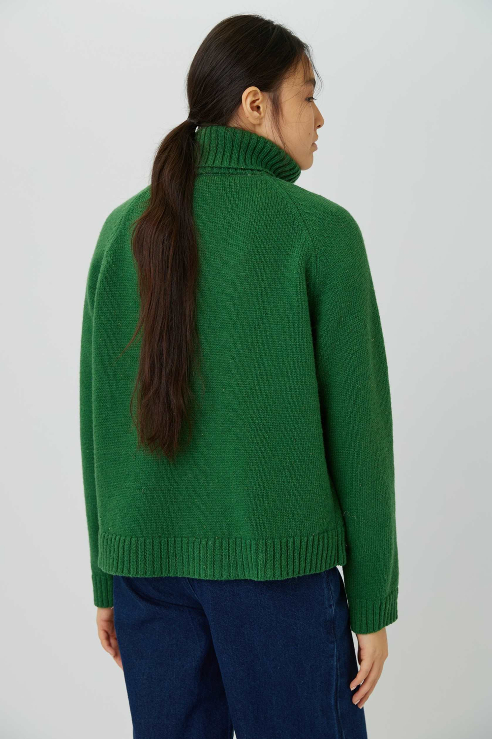 Свитер с горлом из шерсти зеленого цвета