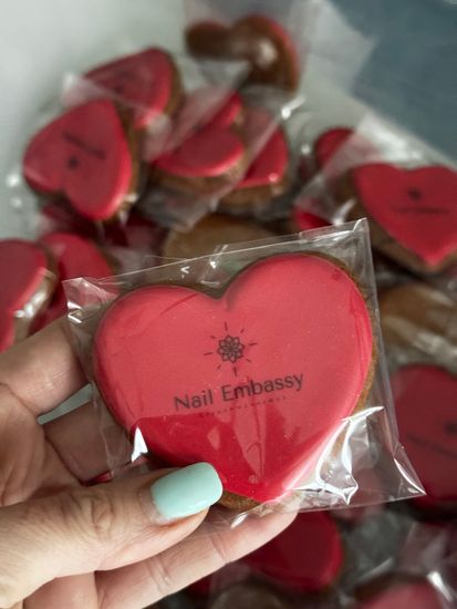 Корпоративные пряники в форме сердца с логотипом для студии маникюра