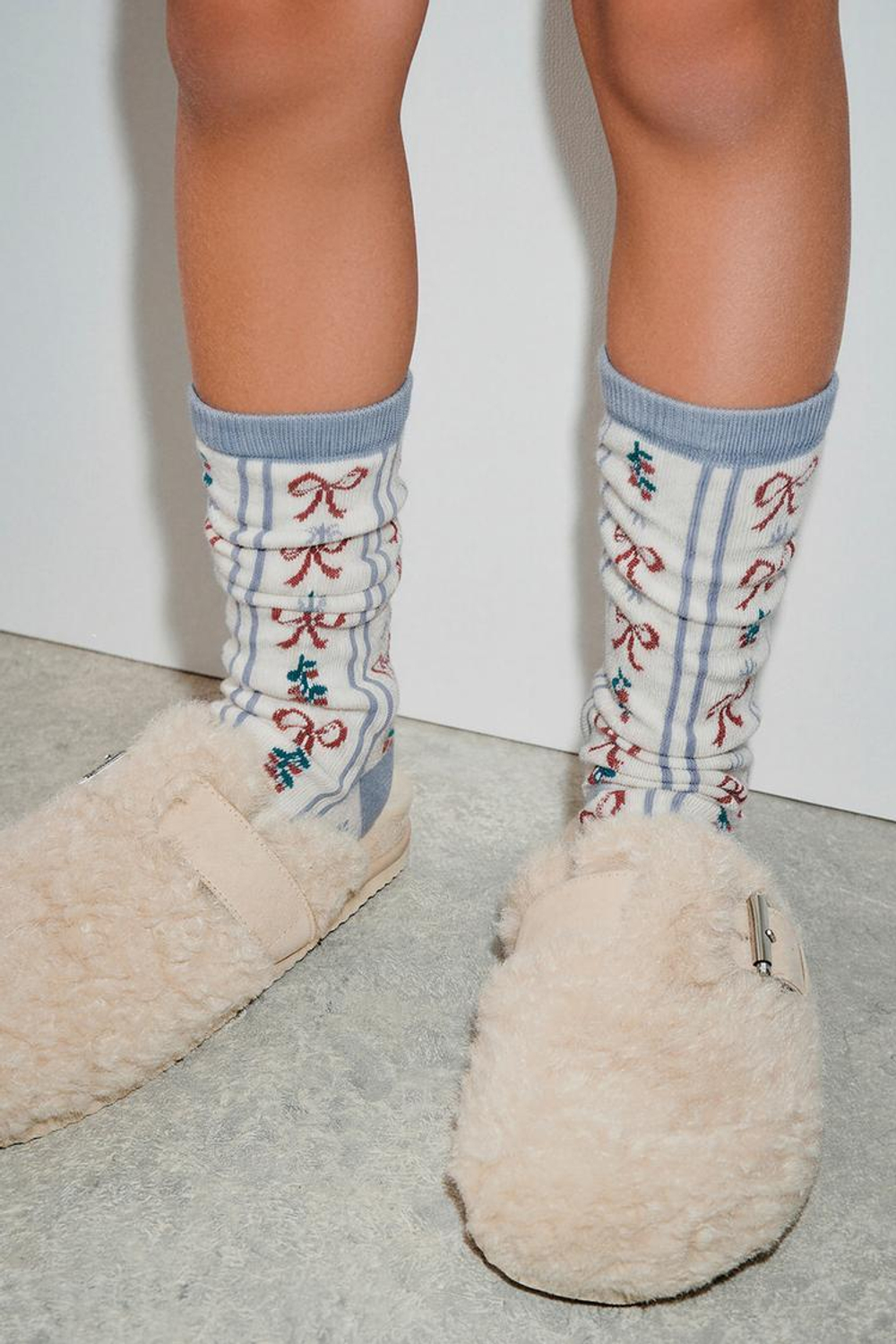 ZARA НАБОР ИЗ ДВУХ ПАР ВЫСОКИХ НОСКОВ С ПРИНТОМ «МЕАНДР» И «БАНТЫ», ГРАНАТОВЫЙ