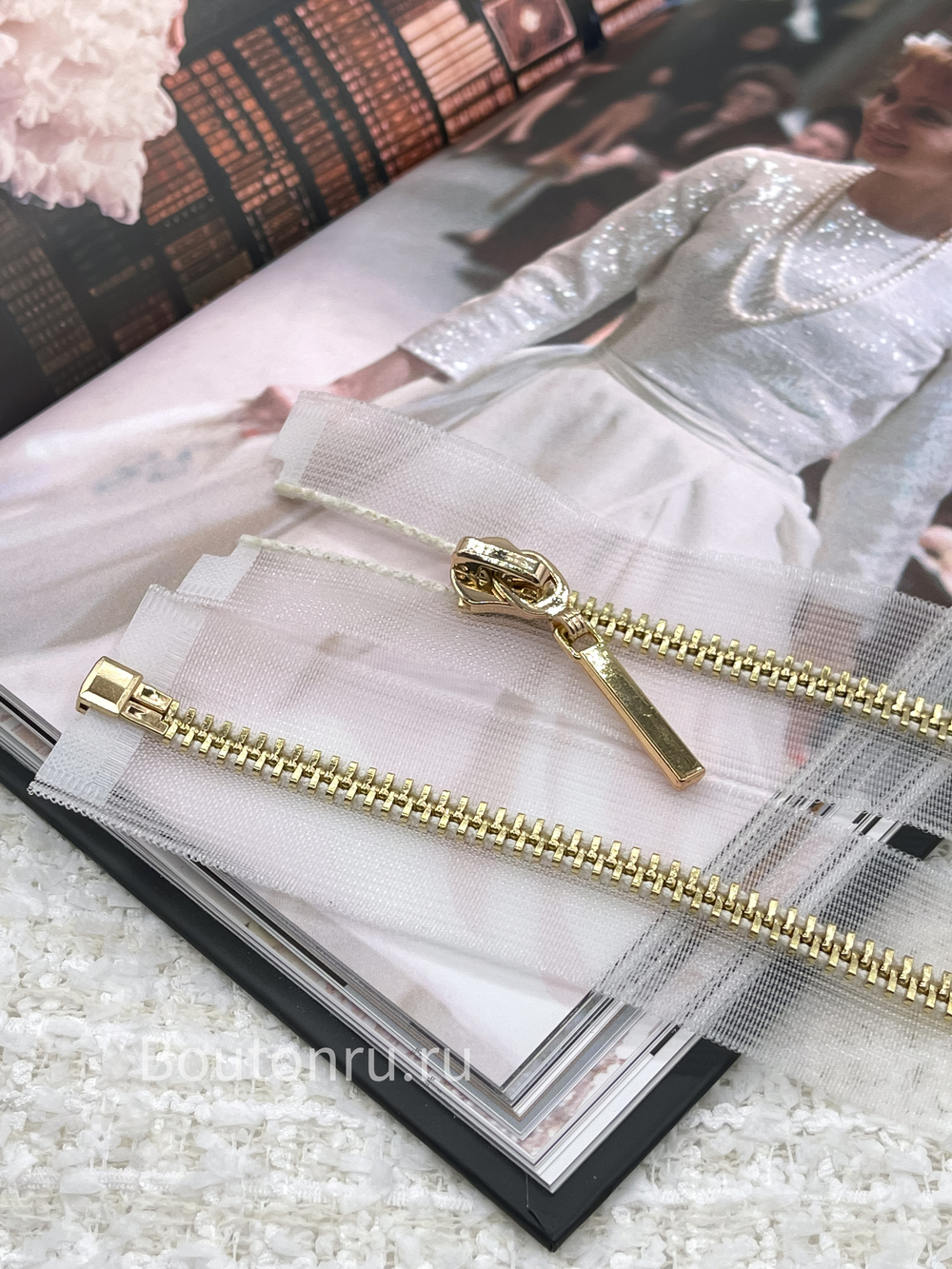 Молния на прозрачной сетке (основе) золотистая широкая