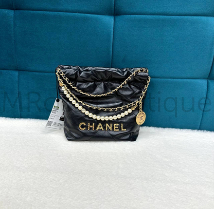 Черная сумка Chanel 22 через плечо с жемчужной цепочкой
