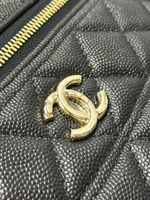 Черная сумка Chanel прямоугольная с золотой фурнитурой
