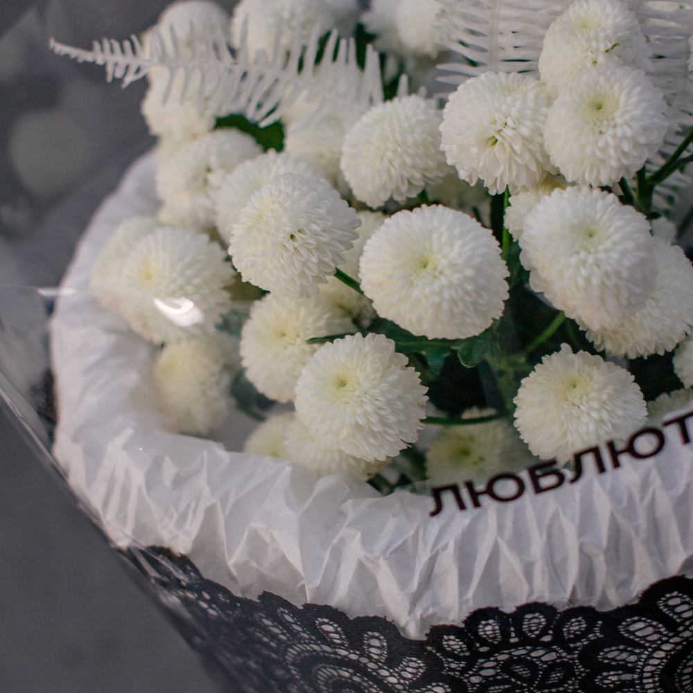 114. Кружевной букет с хризантемой Ньютон