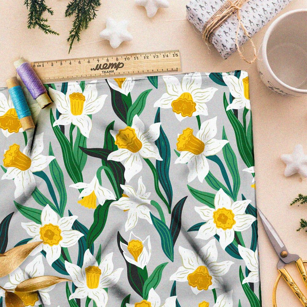 Ткань муслин крупные белые нарциссы на сером фоне
