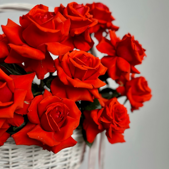 Цветочная композиция из французских роз Nina в корзине