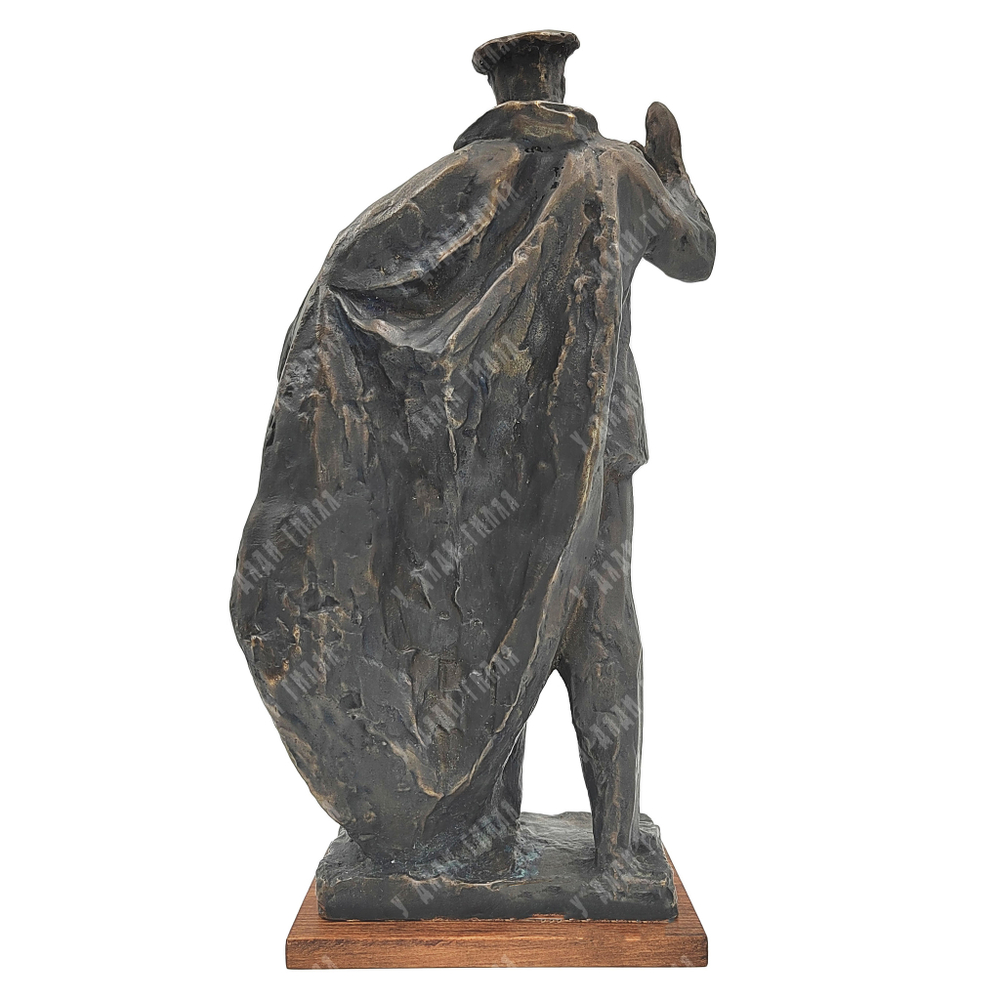 Динес Ю. С. Милиционер с девочкой. Бронза. 1973 г.