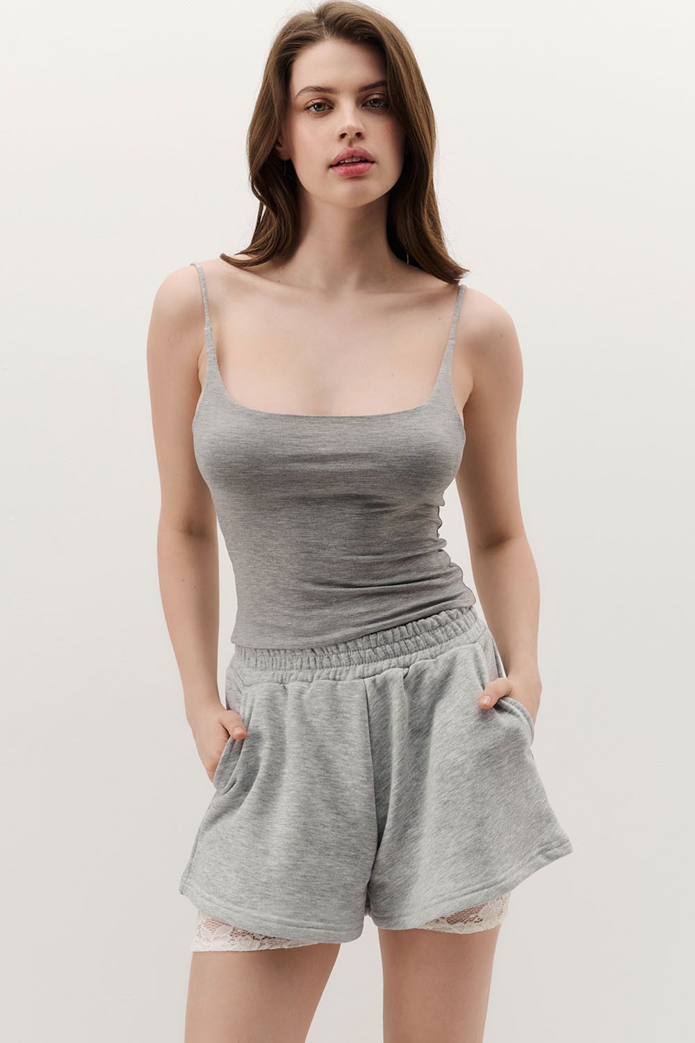Топ на бретелях из вискозы цвета серый меланж