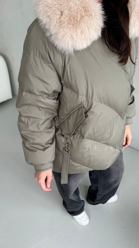 Женский укороченный пуховик с меховым воротником