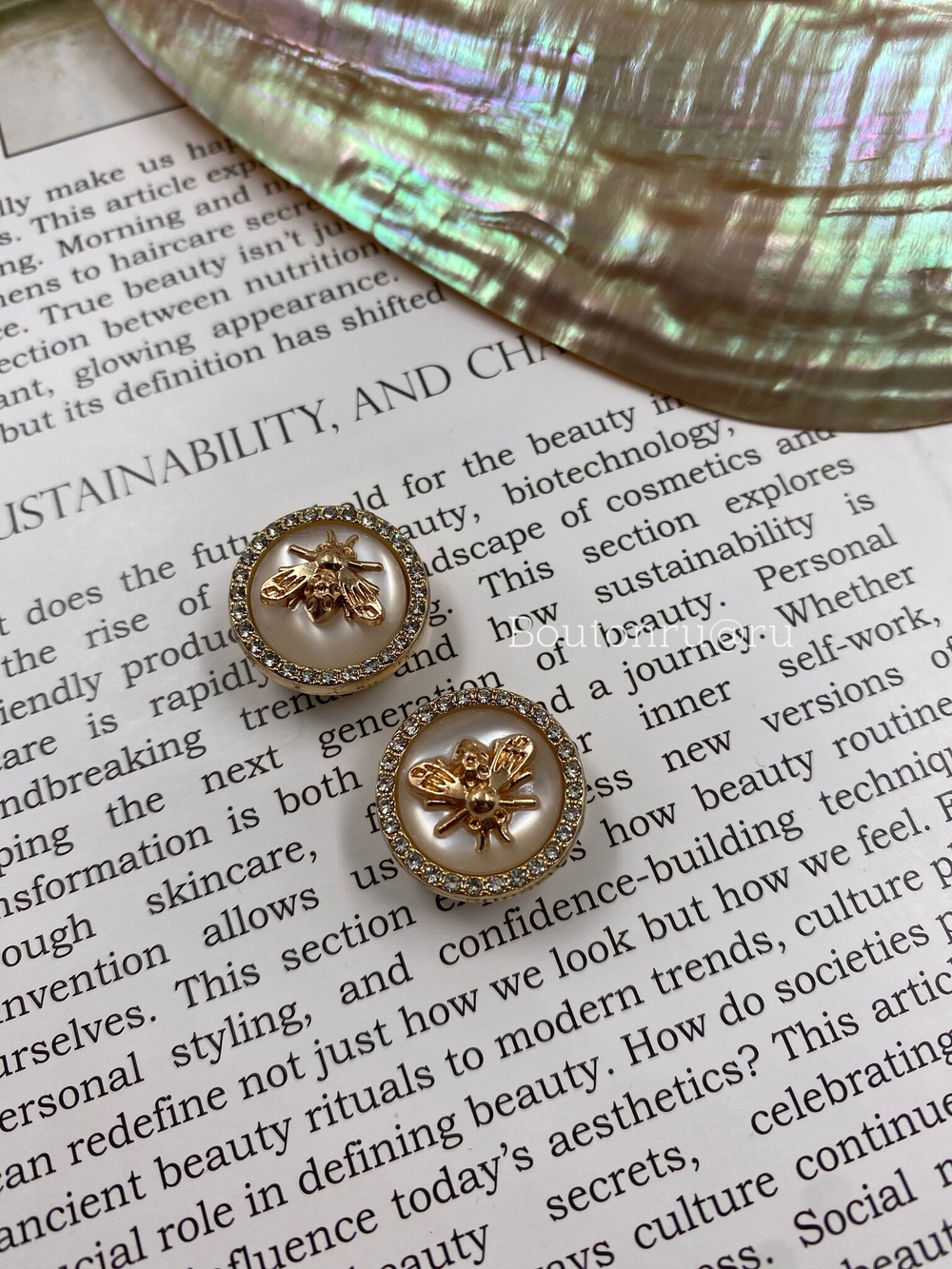 Накладка на пуговицу Гучч. Пчела белая