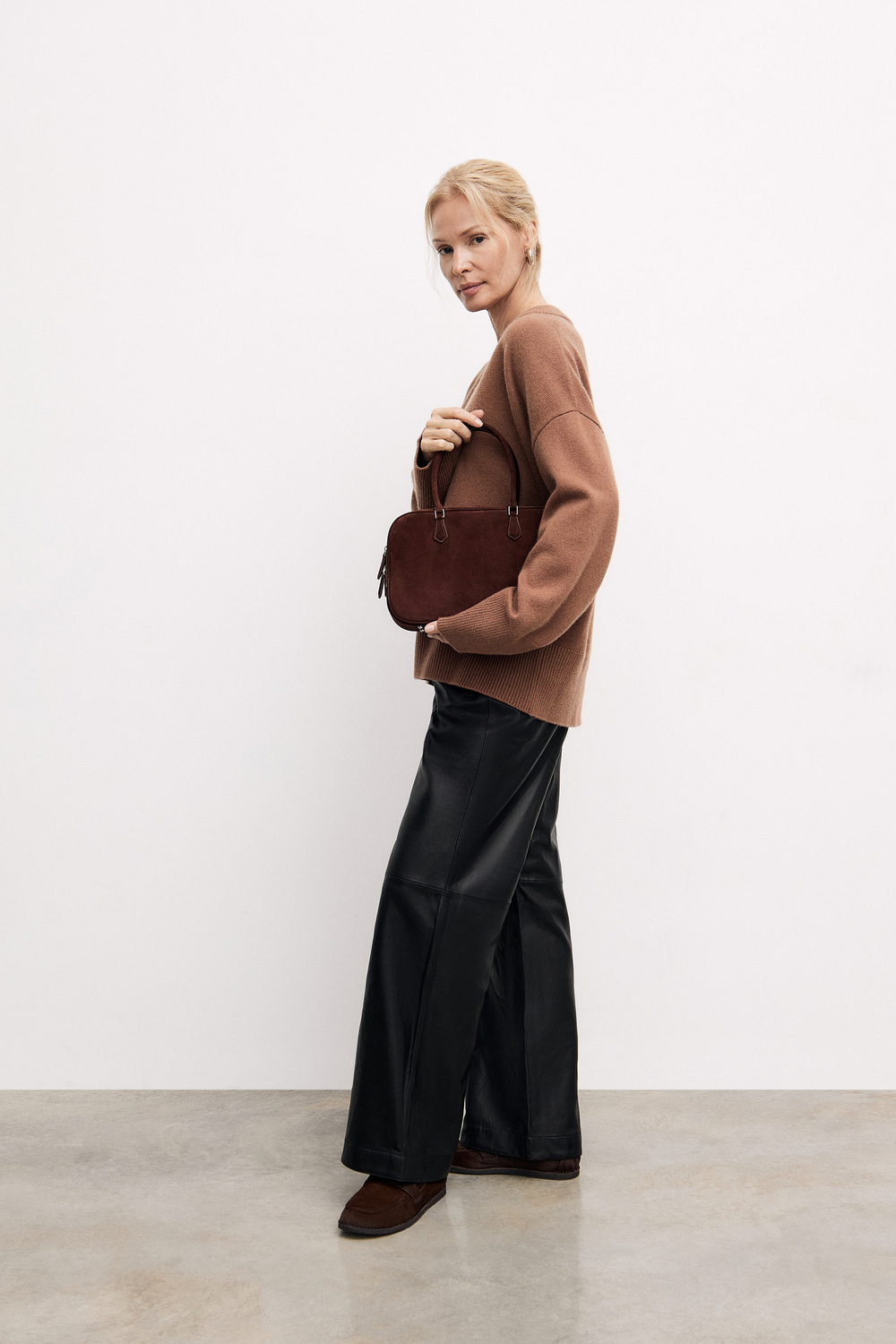 Trousers with elastic band black color