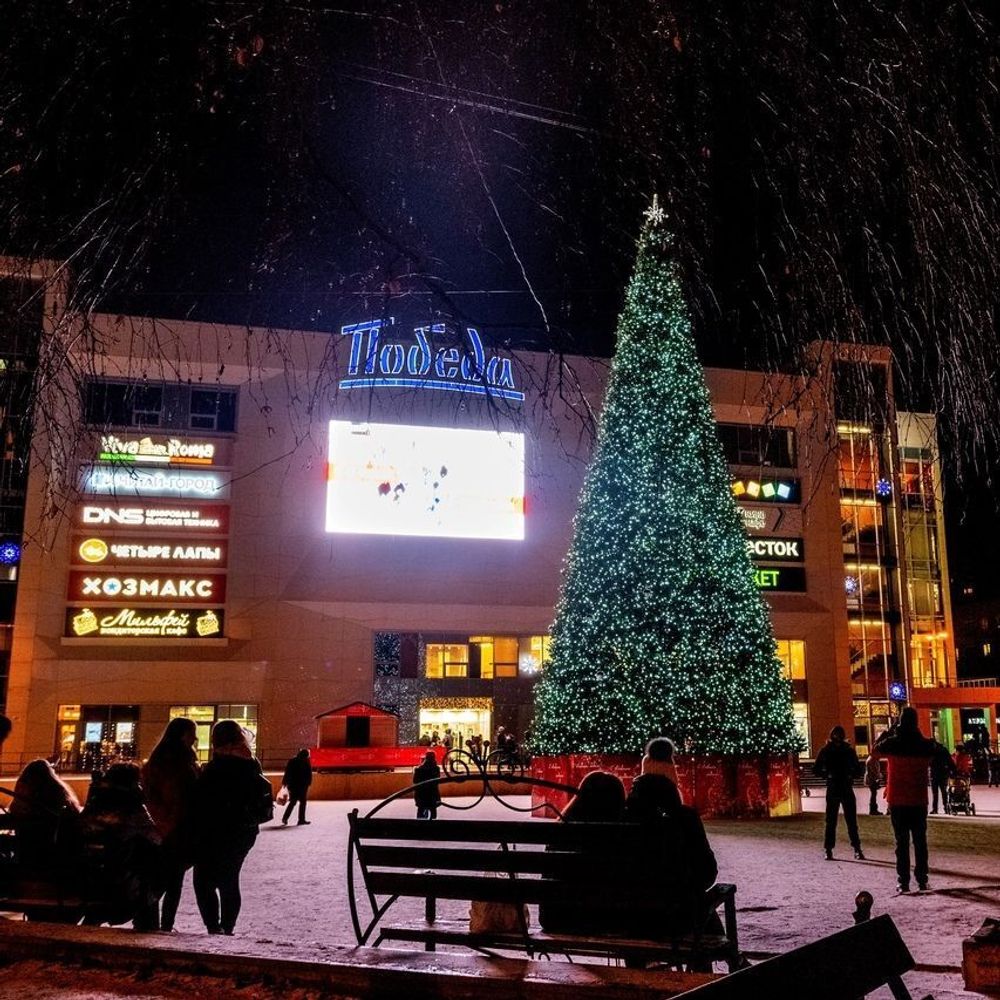 Светодинамическая елка каркасная - встроенная гирлянда: холодный свет - "Уральская" 14 м