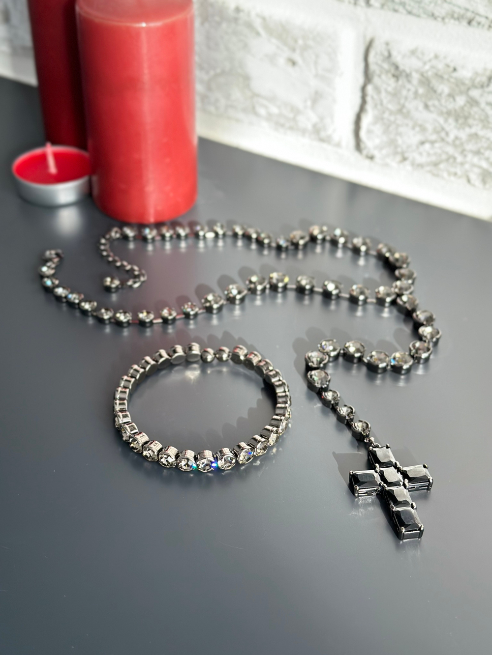 Браслет жесткий из кристаллов Swarovski в оттенке графит