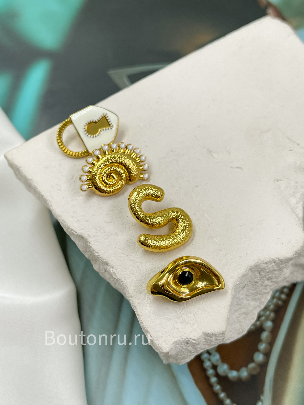 Пуговицы золотистые ракушка с белой эмалью Скиапар.