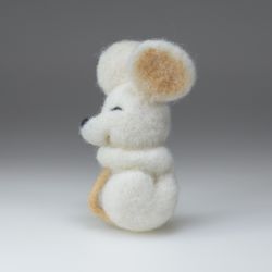 Авторская брошь Спящий мышонок