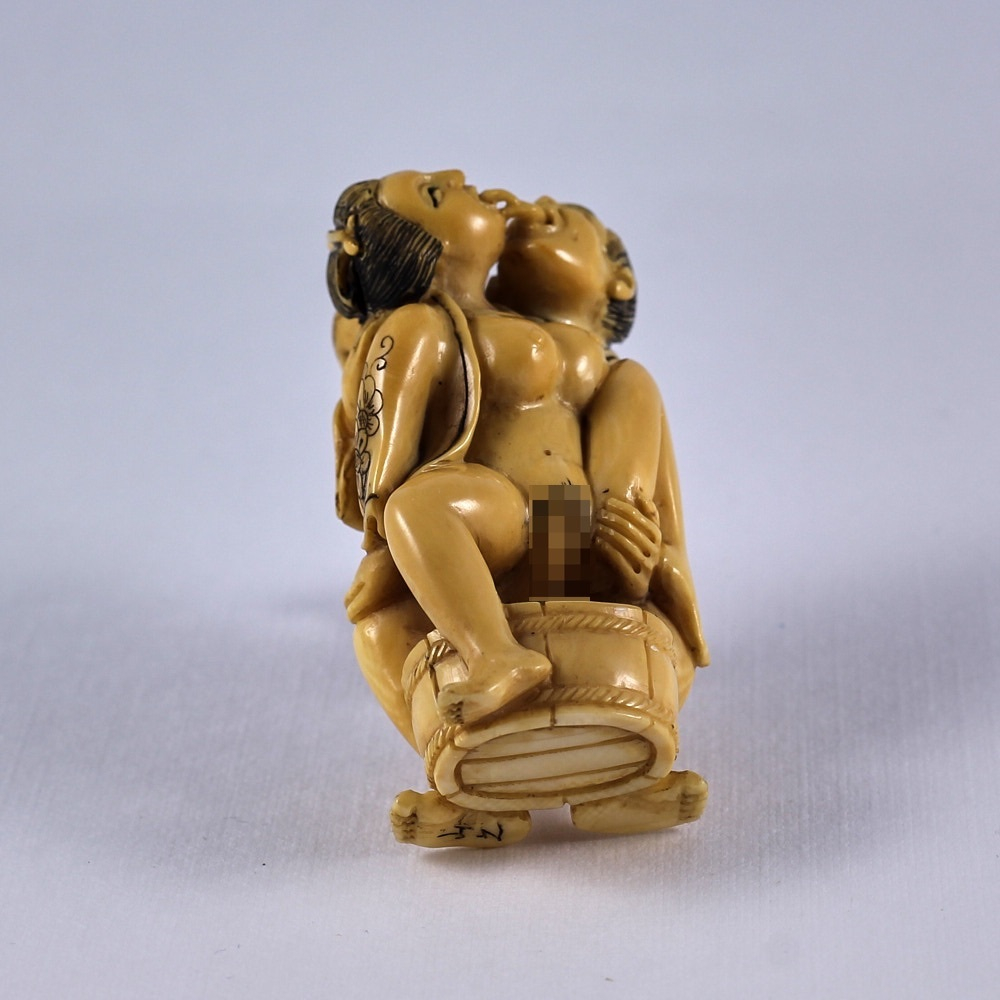 Эротическая статуэтка нэцкэ Любовники моются