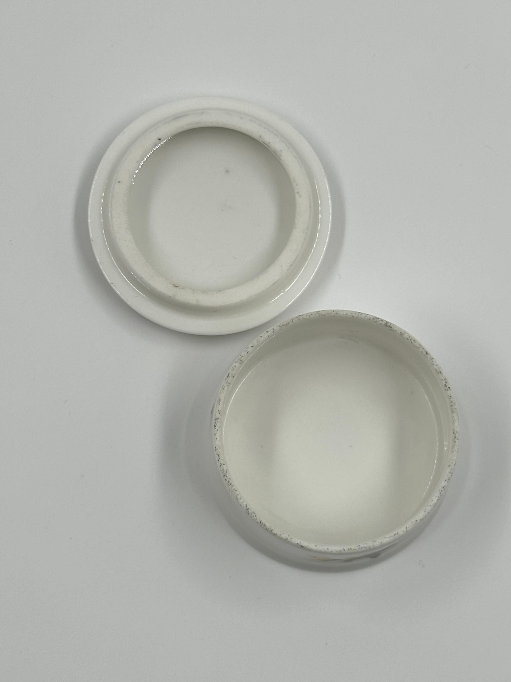 Миниатюрная шкатулка с цветами