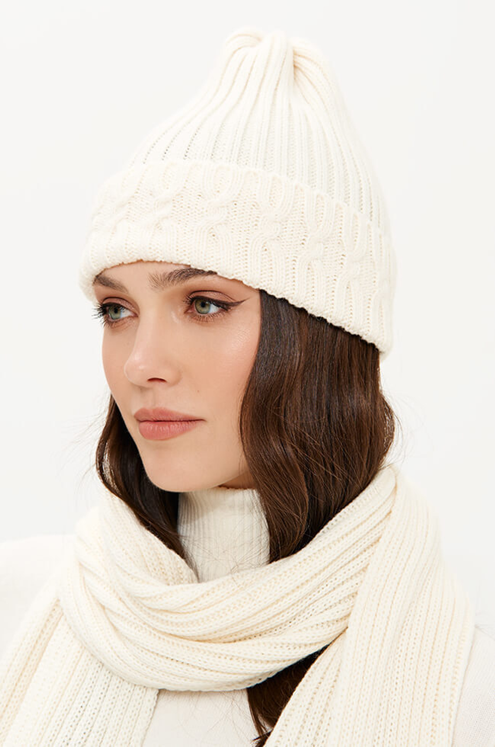 8425 Шапка женская (молочный)