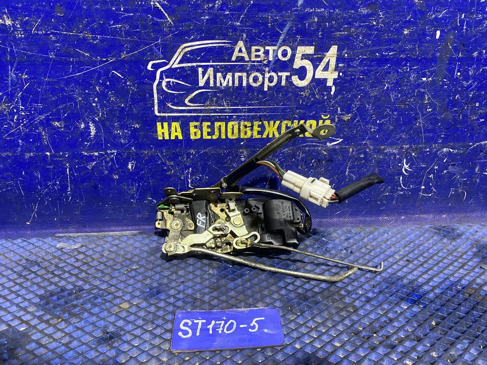 Замок двери передней правой TOYOTA CARINA 1991