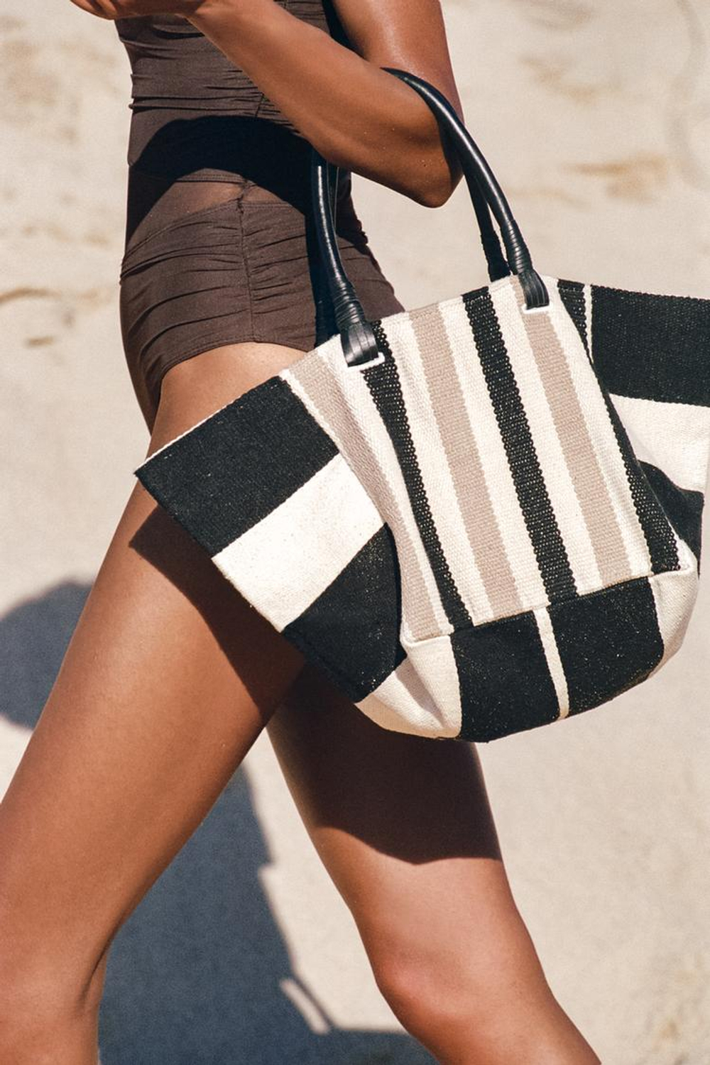 ZARA СУМКА В ПОЛОСКУ С КОЖАНЫМИ РУЧКАМИ, ПЕСОЧНЫЙ