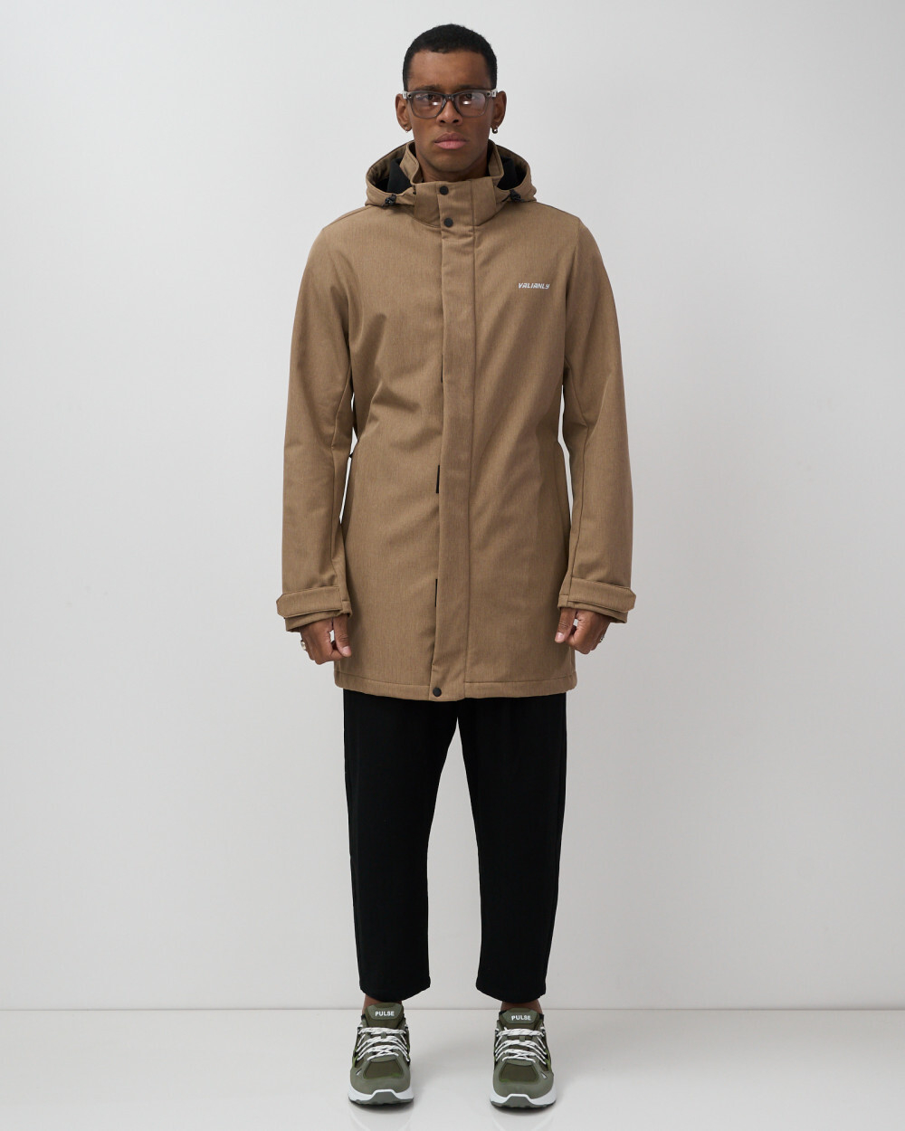 Парка спортивная мужская с капюшоном softshell бежевого цвета 9565B