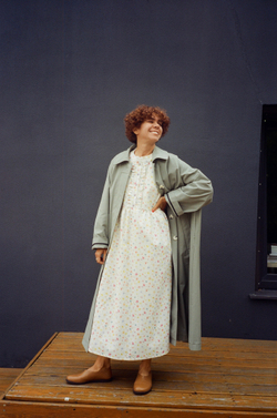 Платье с жабо и длинным рукавом из молочной джинсы в мелкий цветочек