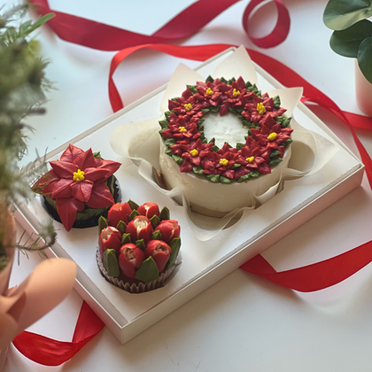 Набор чизкейк с пуансеттиями и 2 капкейка