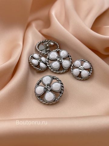 Пуговицы Шан. белый цветок в серебряном обрамлении