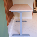 Регулируемый компьютерный стол Motor UP с регулировкой по высоте — столешница МДФ дуб беленый