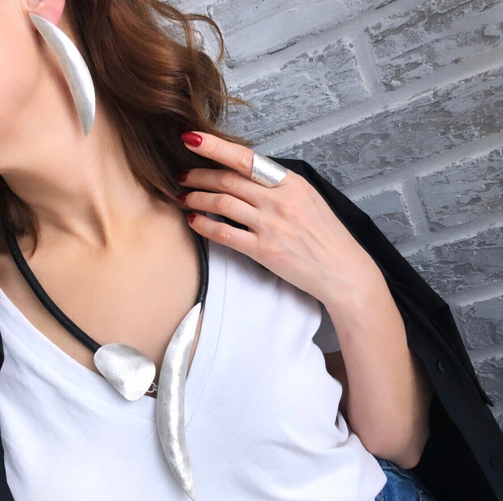 Колье геометрия на натуральной коже. Фактура черненое серебро.