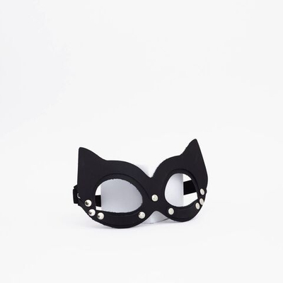 Черная кожаная маска кошки с клепками