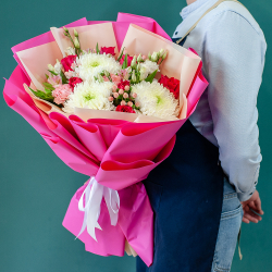 Малиновый букет с одноголовой хризантемой и розами