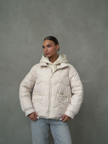 Бежевый пуховик с трикотажной манишкой