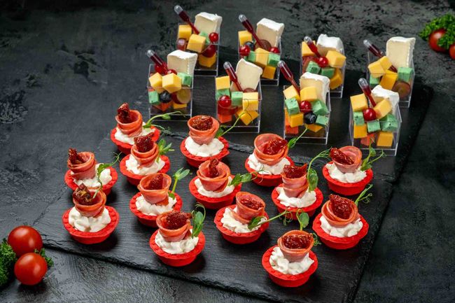 Сет к вину «Аперитив» с сыром, виноградом и чоризо, 22 шт.