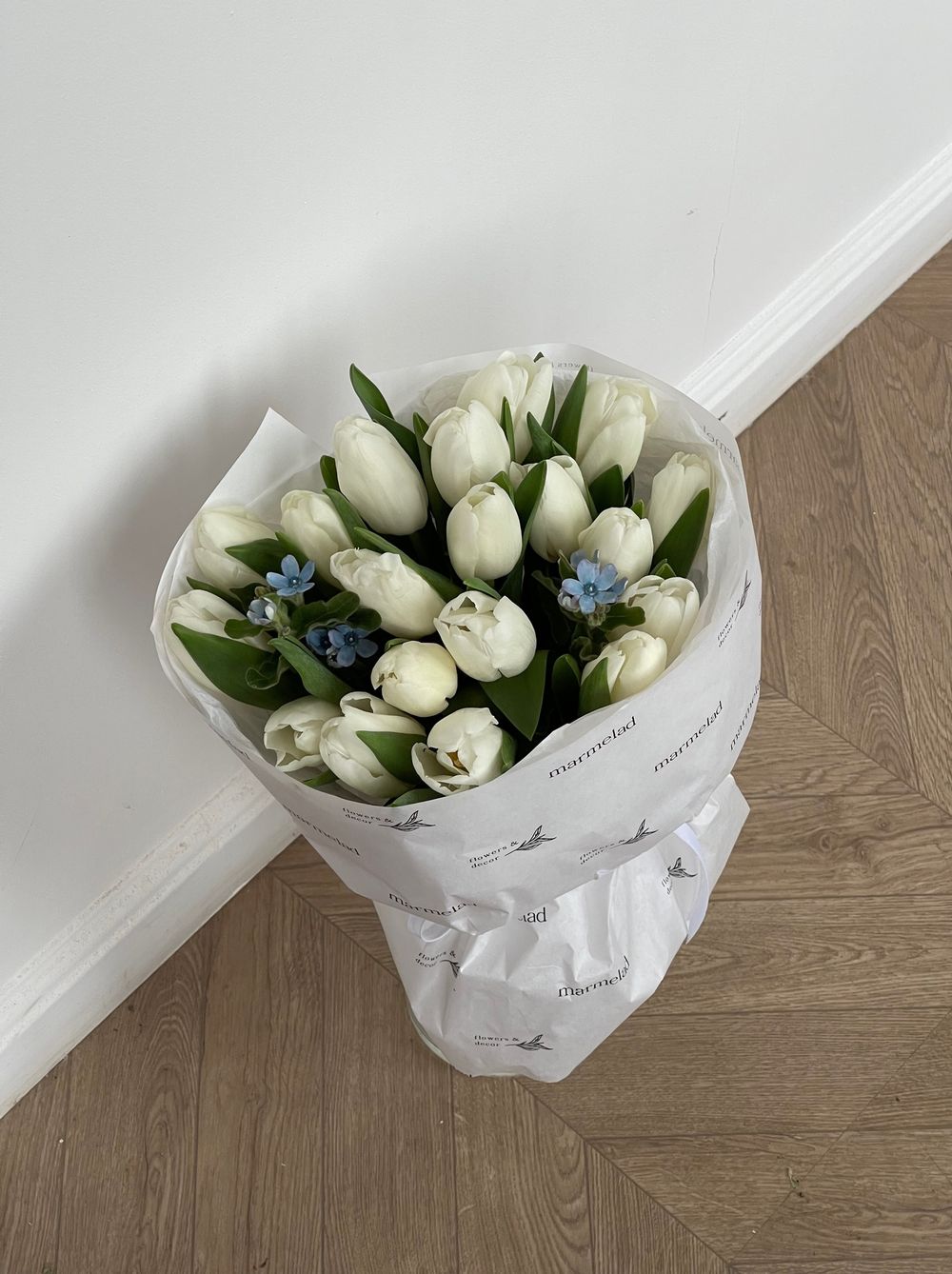 Букет из 19 белых тюльпанов и незабудок