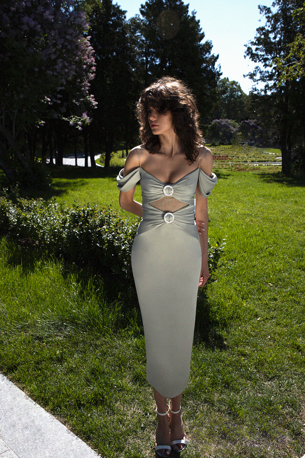 Платье миди из сатина и кружева со спущенными рукавами драпированное с пряжками