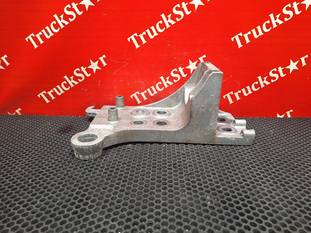 Кронштейн бампера левый 2018г.