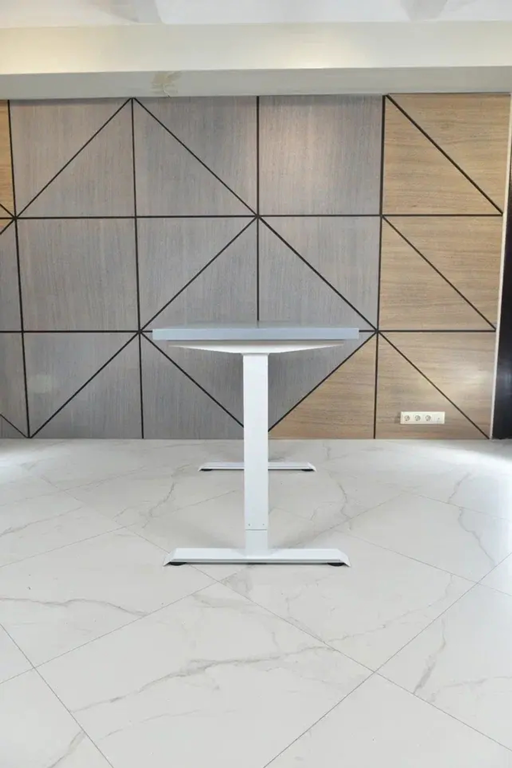 Регулируемый компьютерный стол Bazalt с регулировкой по высоте — столешница МДФ Серый