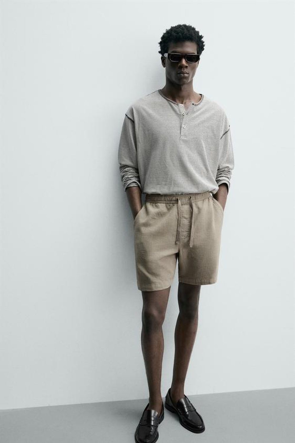 ZARA ШОРТЫ КЛАССИЧЕСКОГО КРОЯ ИЗ РЕЛЬЕФНОЙ ТКАНИ, СЕРО-КОРИЧНЕВЫЙ