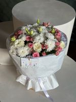 Букет из кустовой пионовидной розы, одноголовых роз, лизиантуса и хризантемы