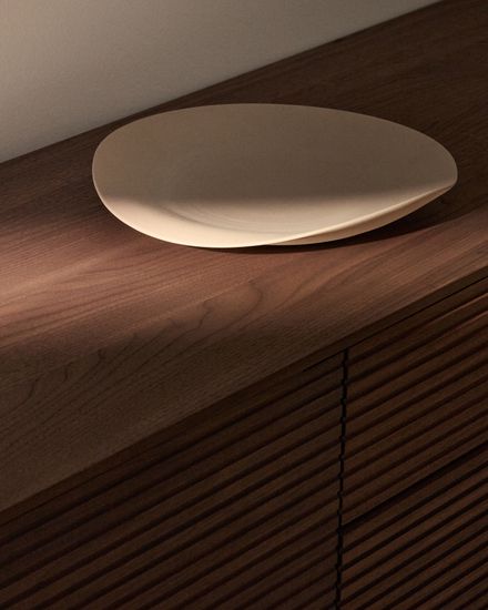 Керамический поднос Ebenor бежевого цвета Ø 30 см