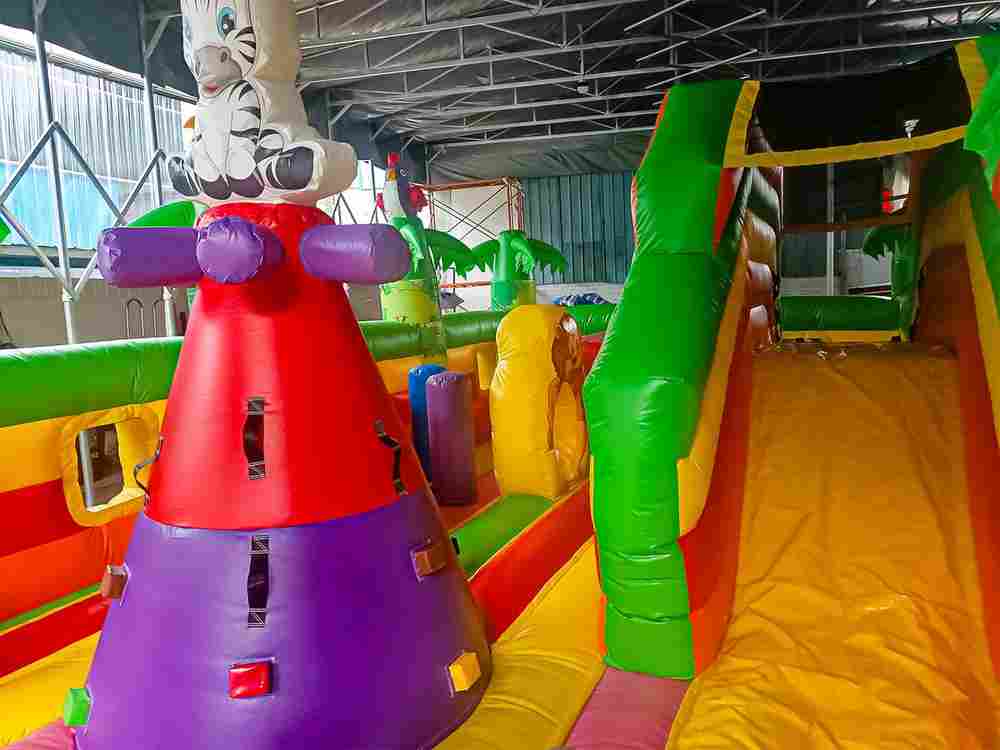 Коммерческий надувной батут "Джунгли" с горкой, 10*5*3 м